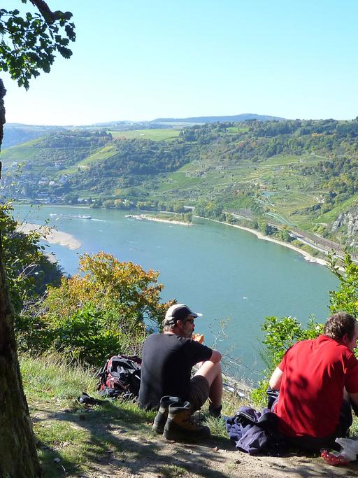 Wanderer machen am Rheinsteig zwischen Kaub und St.Goarshausen oberhalb des Flusses eine Pause. Der Fernwanderweg Rheinsteig geht über etwa 320 Kilometer von Wiesbaden bis nach Bonn.