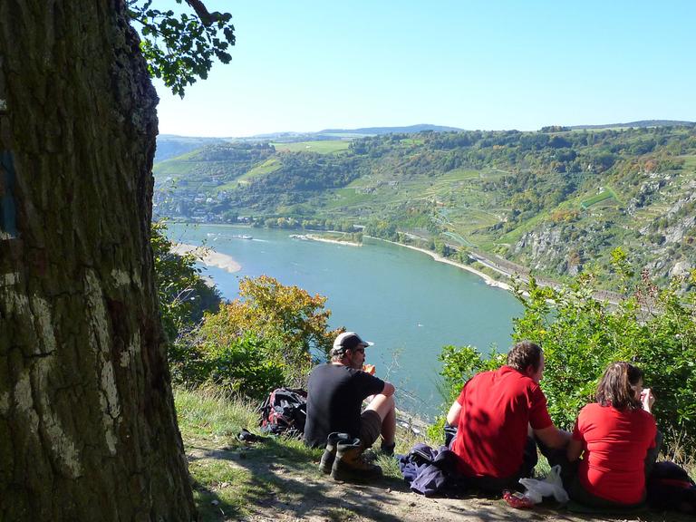 Wanderer machen am Rheinsteig zwischen Kaub und St.Goarshausen oberhalb des Flusses eine Pause. Der Fernwanderweg Rheinsteig geht über etwa 320 Kilometer von Wiesbaden bis nach Bonn.