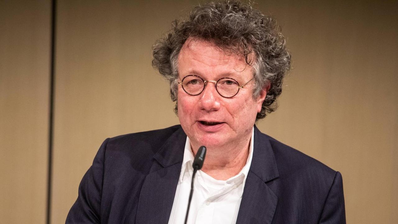 Der Schriftsteller Ingo Schulze spricht in ein Mikrofon bei der Vorstellung seines Buches "Die rechtschaffenen Mörder". Der Schriftsteller Ingo Schulze spricht in ein Mikrofon bei der Vorstellung seines Buches "Die rechtschaffenen Mörder".