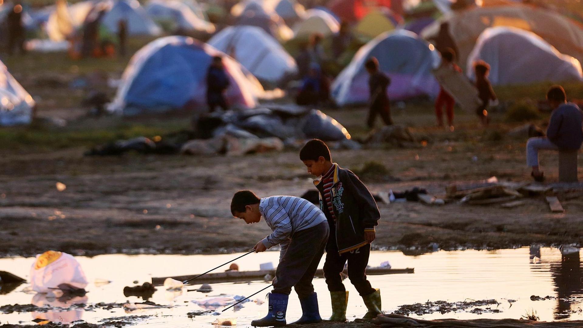 Kinder spielen im Flüchtlingslager Idomeni an der griechisch-mazedonischen Grenze Kinder spielen im Flüchtlingslager Idomeni an der griechisch-mazedonischen Grenze