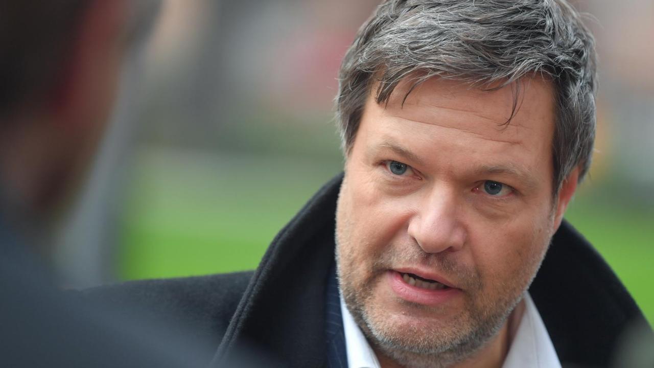 Robert Habeck, Bundesvorsitzender von Bündnis 90/Die Grünen, kommt zur Jahresauftakt-Klausur des Bundesvorstandes in Frankfurt / Oder. Robert Habeck, Bundesvorsitzender von Bündnis 90/Die Grünen, kommt zur Jahresauftakt-Klausur des Bundesvorstandes in Frankfurt / Oder.