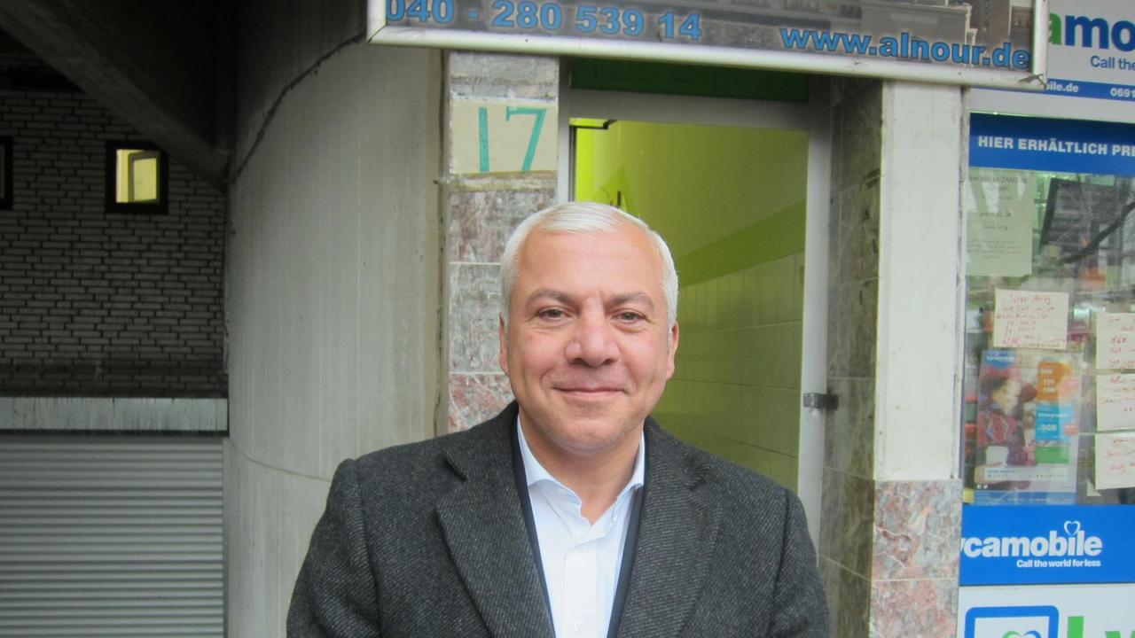 Daniel Abdin steht vor der Al-Nour-Moschee in Hamburg St. Georg Daniel Abdin steht vor der Al-Nour-Moschee in Hamburg St. Georg