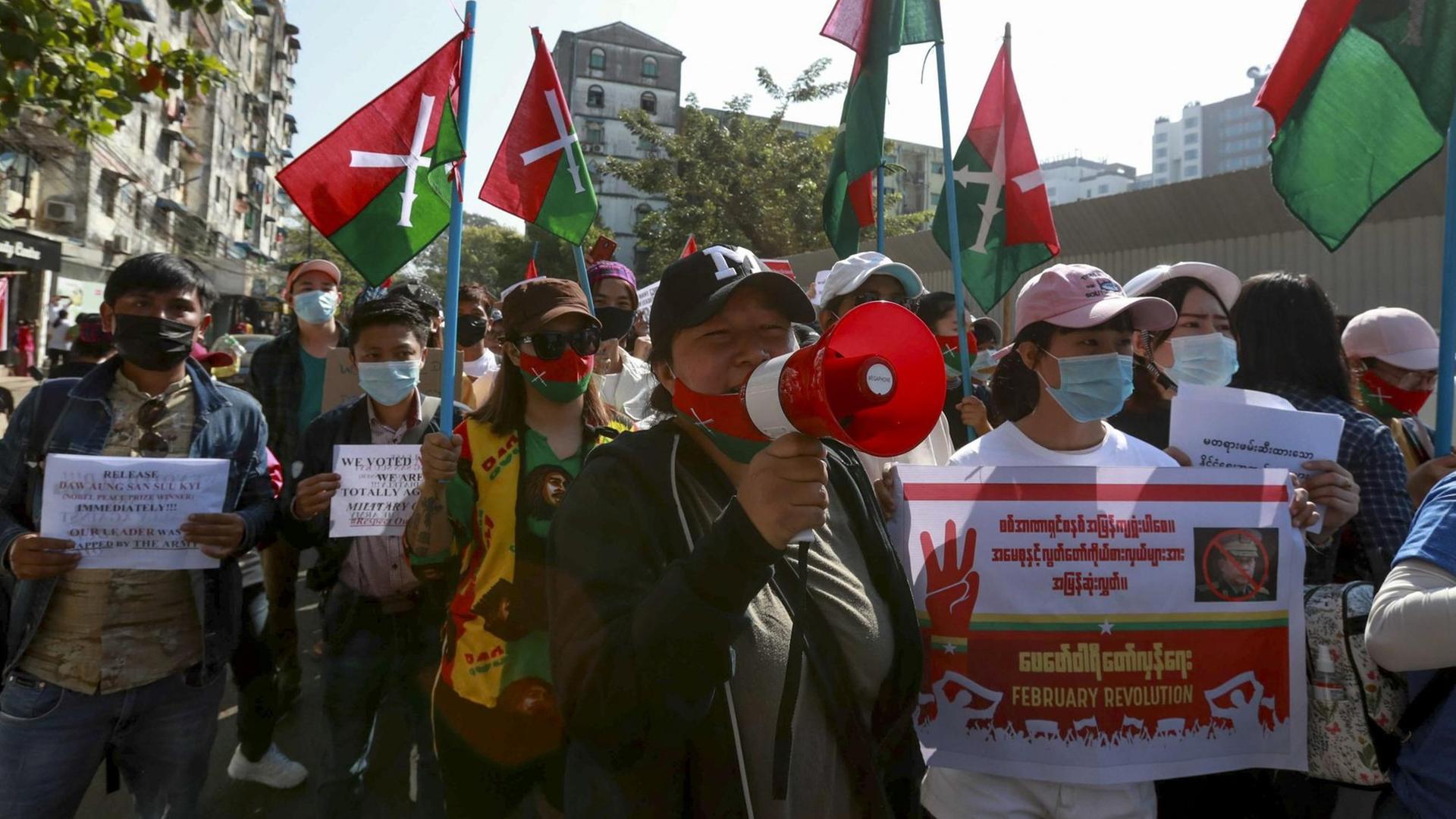 Demonstranten in Yangon, Myanmar mit Plaketen und Lautsprechern. Demonstranten in Yangon, Myanmar mit Plaketen und Lautsprechern.