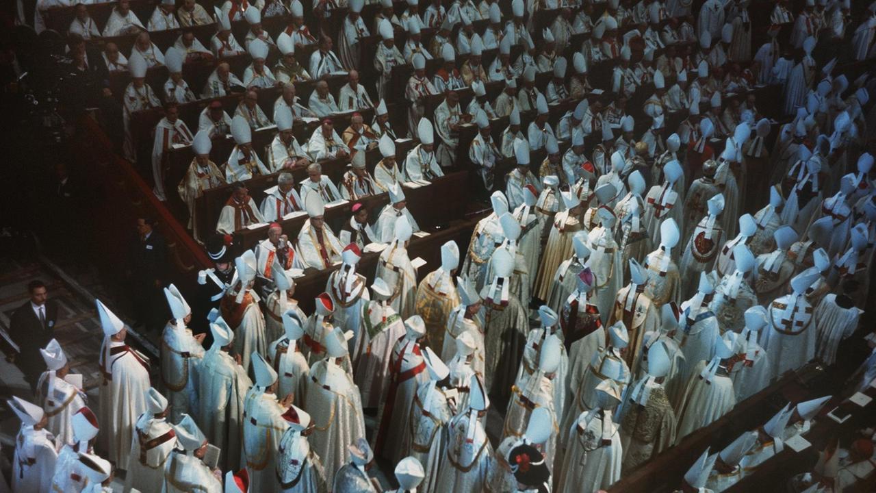 Der Einzug der Bischöfe in den Petersdom zur Eröffnung des 2. Vatikanischen Konzils in Rom.