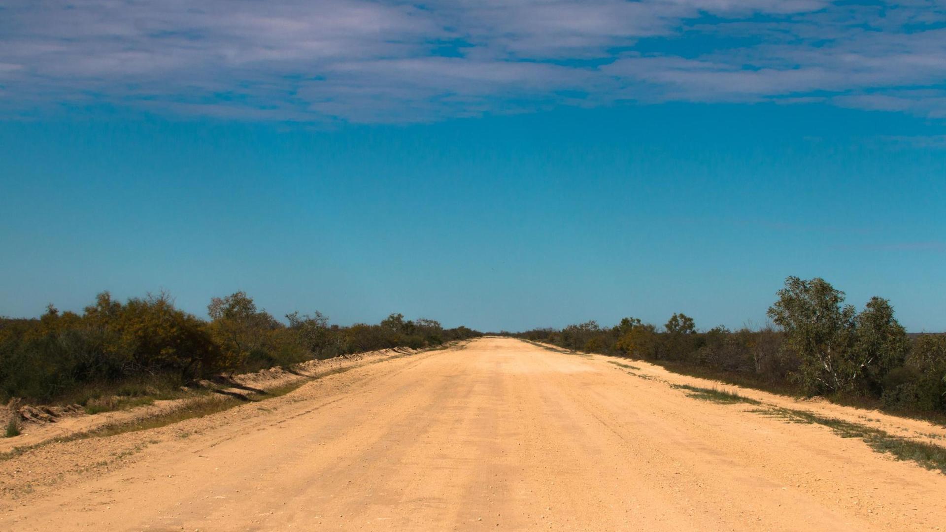 Schotterpiste im australischen Outback Schotterpiste im australischen Outback