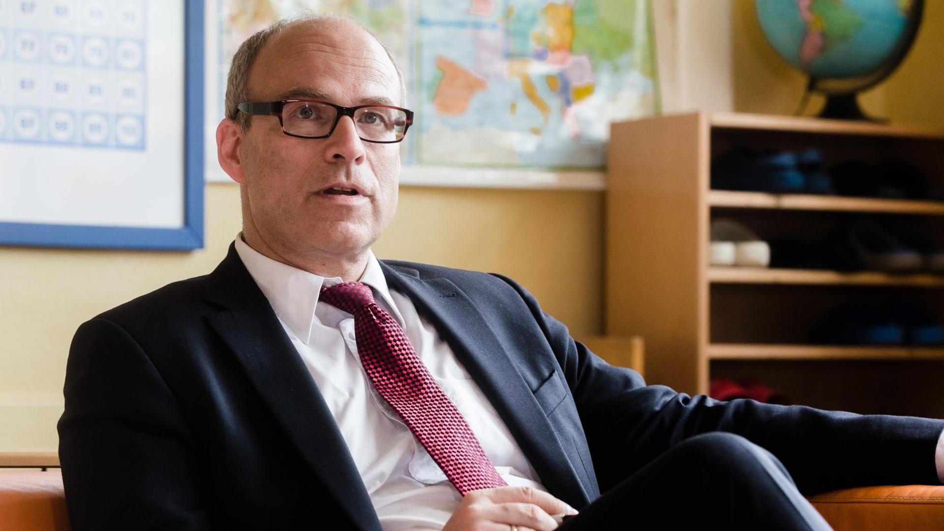 Hamburgs Schulsenator Ties Rabe (SPD) sitzt am 23.06.2017 in Hamburg im Klassenzimmer einer Ganztagsschule. Hamburgs Schulsenator Ties Rabe (SPD) sitzt am 23.06.2017 in Hamburg im Klassenzimmer einer Ganztagsschule.