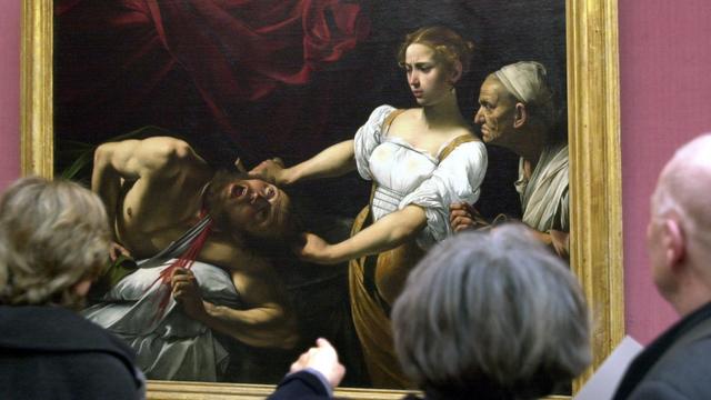 Berlin: Museumsbesucher betrachten am 23.01.2001 das Gemälde"Judith enthauptet Holofernes" von Caravaggio in die Berliner Nationalgalerie. Das 1598/99 entstandene Meisterwerk ist eine Leihgabe aus dem Palazzo Barberini in Rom und wird erstmalig in Deutschland gezeigt.