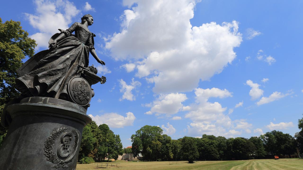 Das von Michael Wladimirowitsch Perejaclawez geschaffene Denkmal "Katharina die Große" in Zerbst (Sachsen-Anhalt), aufgenommen 2014, vor blauem Himmel mit weißen Wolken. Das von Michael Wladimirowitsch Perejaclawez geschaffene Denkmal "Katharina die Große" in Zerbst (Sachsen-Anhalt), aufgenommen 2014, vor blauem Himmel mit weißen Wolken.