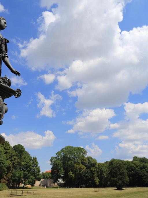 Das von Michael Wladimirowitsch Perejaclawez geschaffene Denkmal "Katharina die Große" in Zerbst (Sachsen-Anhalt), aufgenommen 2014, vor blauem Himmel mit weißen Wolken.