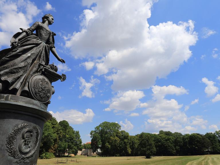 Das von Michael Wladimirowitsch Perejaclawez geschaffene Denkmal "Katharina die Große" in Zerbst (Sachsen-Anhalt), aufgenommen 2014, vor blauem Himmel mit weißen Wolken.