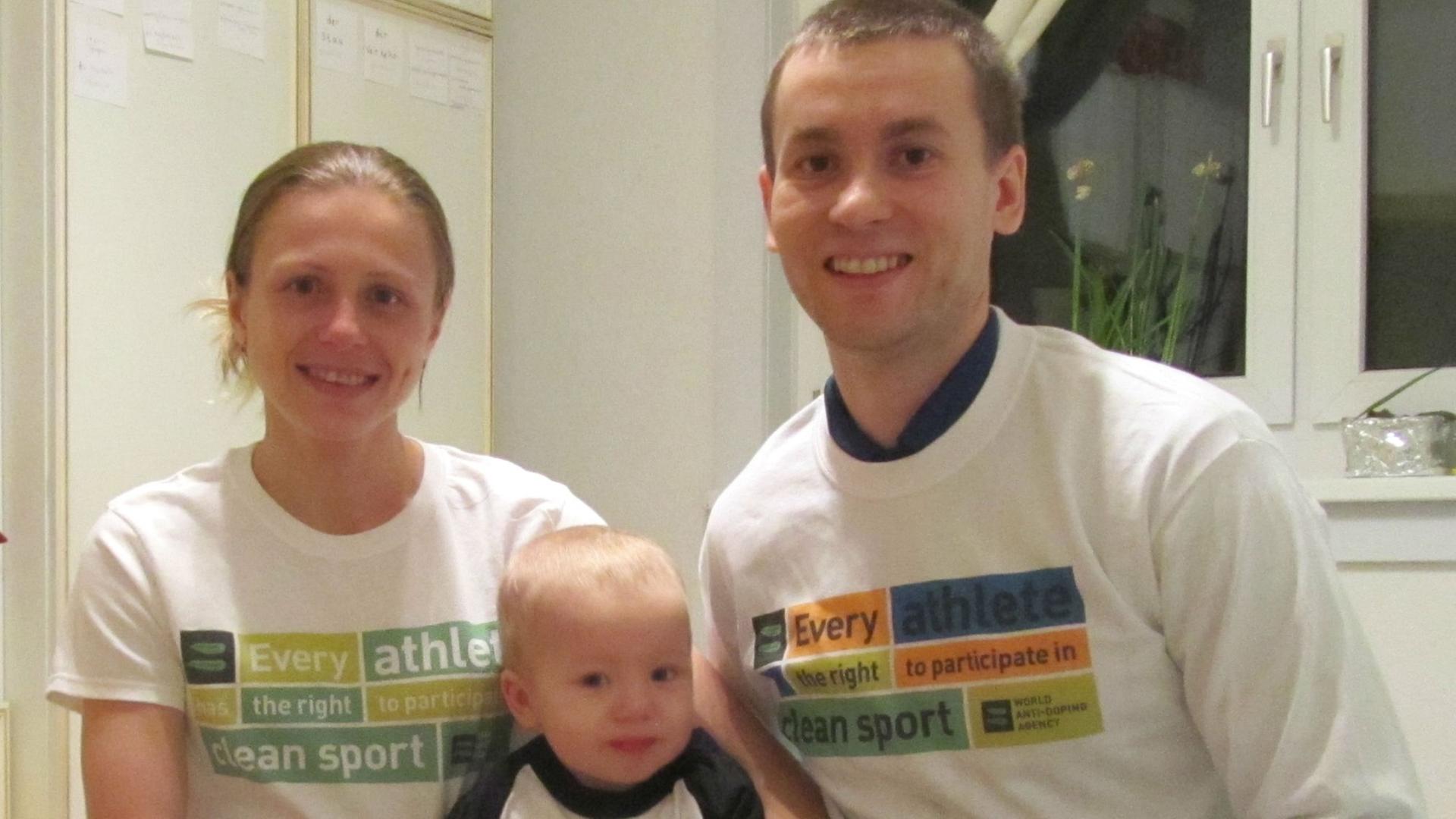 Yuliya und Vitaly Stepanov mit Sohn Robert Yuliya und Vitaly Stepanov mit Sohn Robert