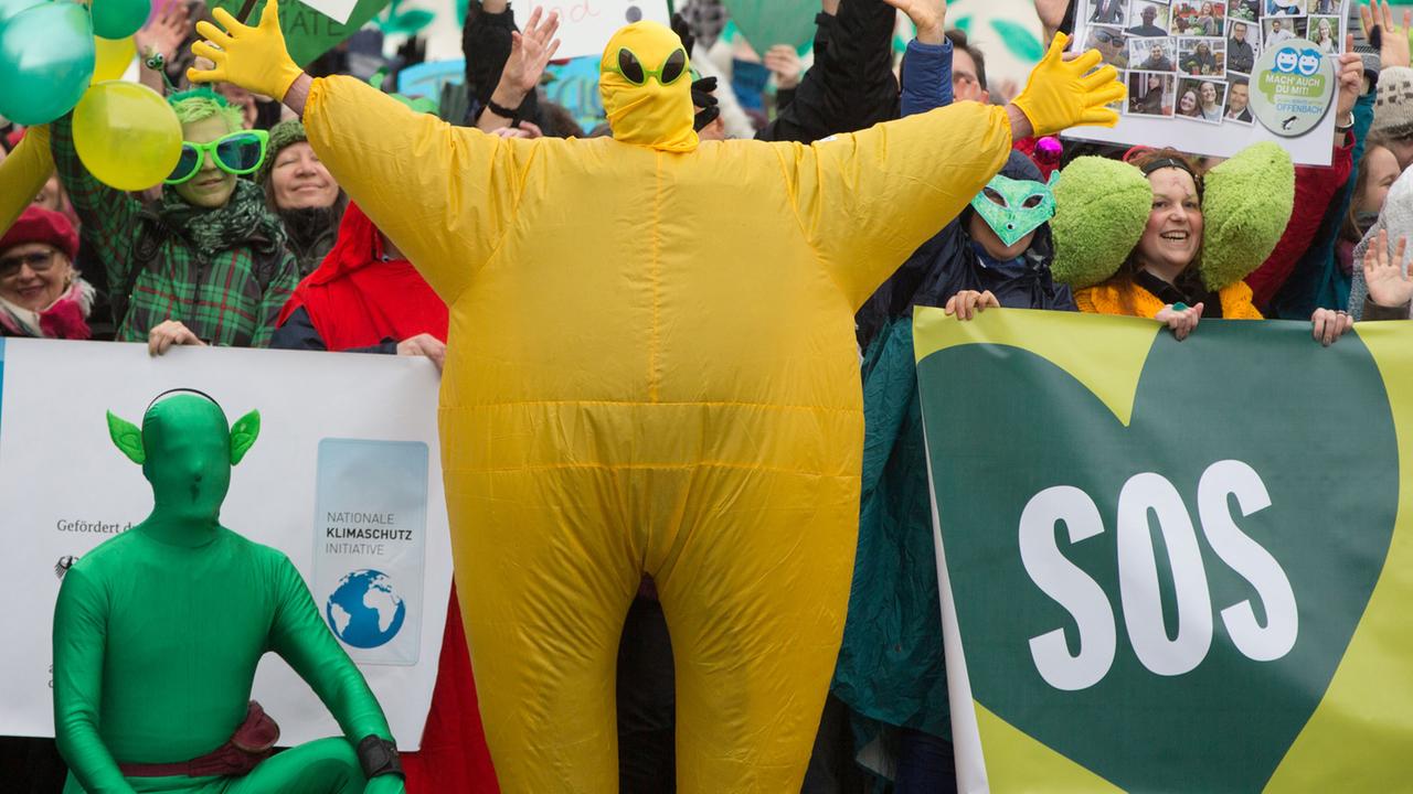 Auch in Frankfurt / Main wurde für Klimaschutz demonstriert. Auch in Frankfurt / Main wurde für Klimaschutz demonstriert.