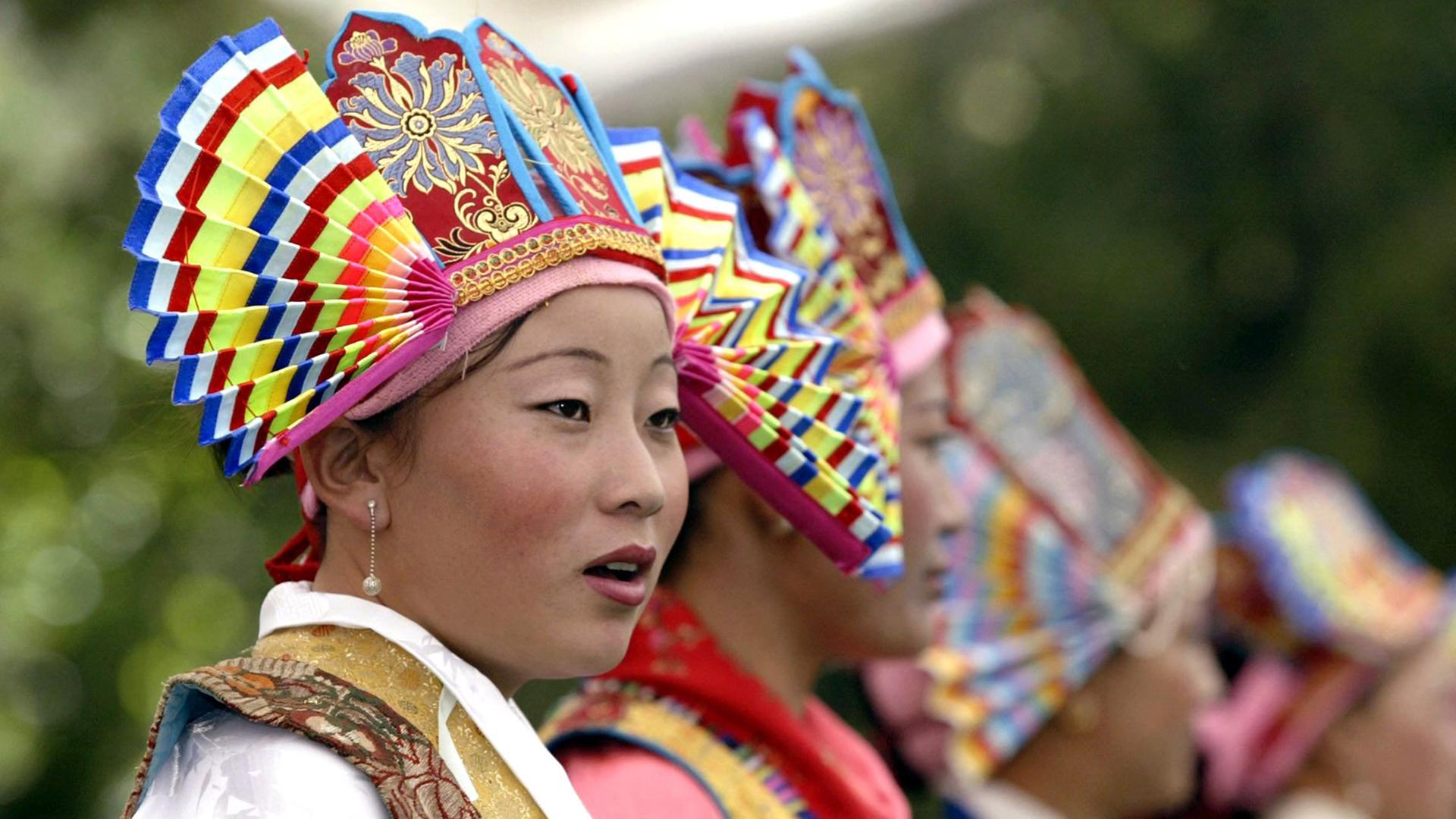 Mehrere tibetische Frauen in traditioneller tibetischer Kleidung