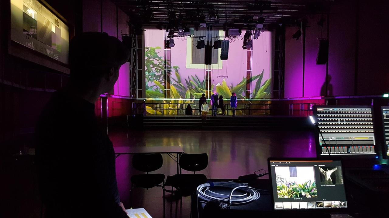 Das Duo Merzouga bei den Vorbereitungen für die Live-Hörspielperformance im Kammermusiksaal. Das Duo Merzouga bei den Vorbereitungen für die Live-Hörspielperformance im Kammermusiksaal.
