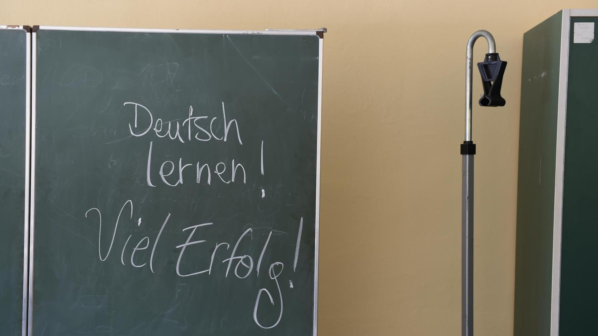 Auf einer Tafel in der ehemaligen Kaserne in Sigmaringen steht am 20.02.2015 "Deutsch lernen! Viel Erfolg!" Auf einer Tafel in der ehemaligen Kaserne in Sigmaringen steht am 20.02.2015 "Deutsch lernen! Viel Erfolg!"