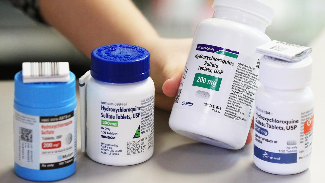 Ein Apotheker zeigt in der Amicare Apotheke einen Behälter des Medikaments Hydroxychloroquin. Ein Apotheker zeigt in der Amicare Apotheke einen Behälter des Medikaments Hydroxychloroquin.