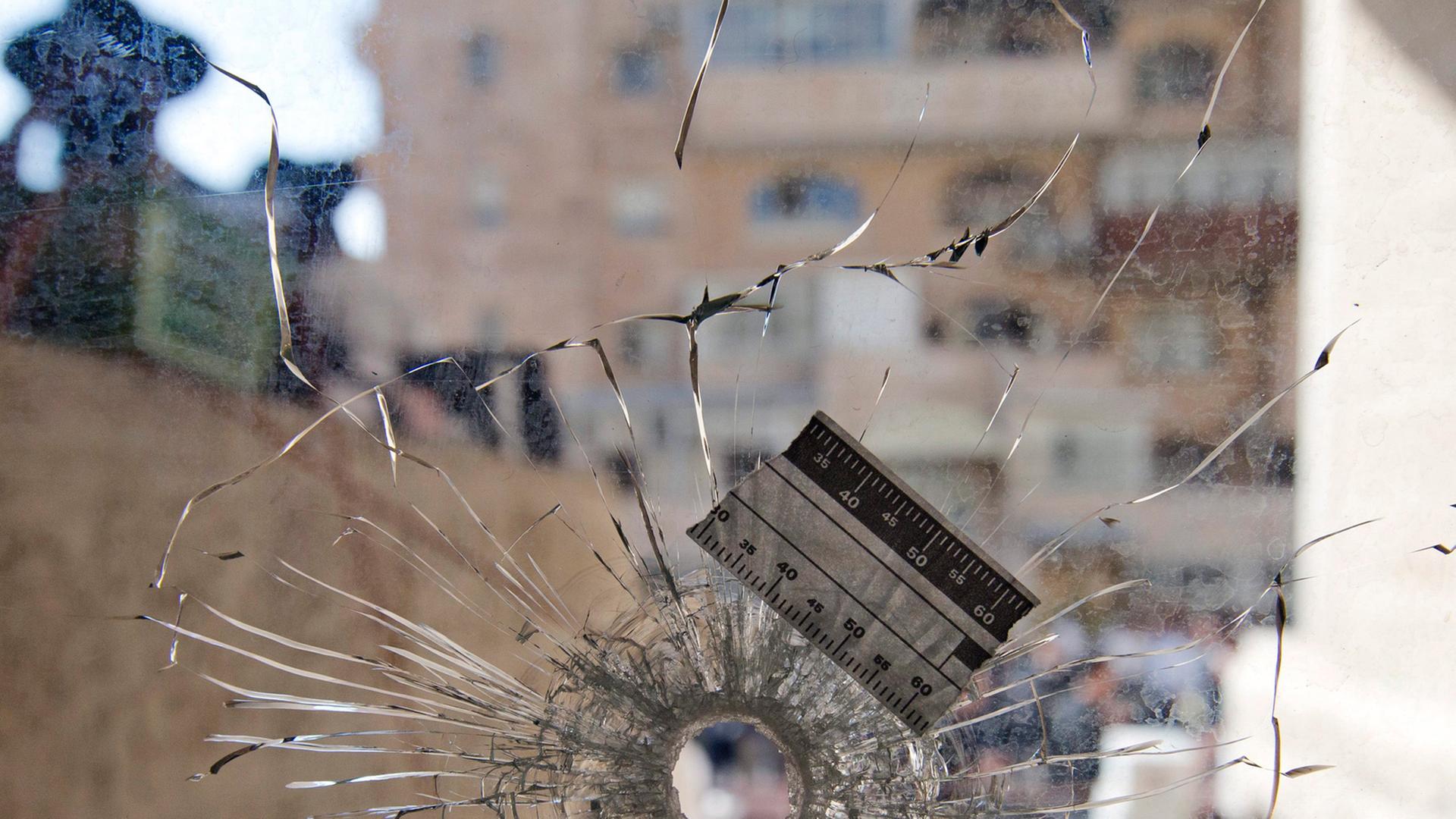 Einschussloch in einem Fenster einer Jerusalemer Synagoge (18.11.2014). Einschussloch in einem Fenster einer Jerusalemer Synagoge (18.11.2014).