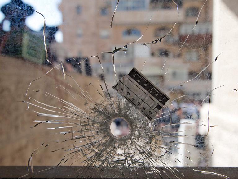 Einschussloch in einem Fenster einer Jerusalemer Synagoge (18.11.2014).