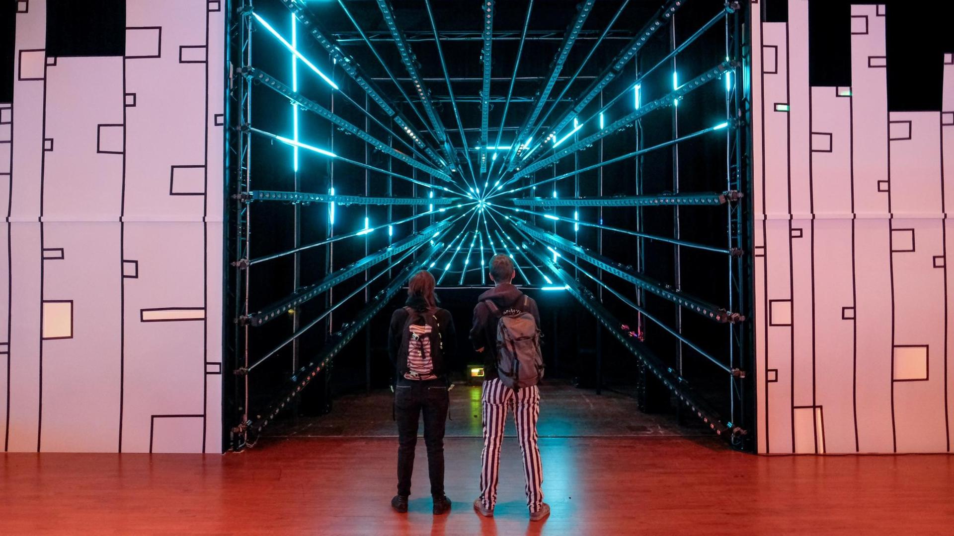 Kongressbesucher stehen am 27.12.2016 in Hamburg beim Chaos Communication Congress (CCC) vor einem 3D-Tunnel. Das weltweit größte nicht-kommerzielle Hackertreffen findet zwischen dem 27. und 30. Dezember 2016 in der Hansestadt statt. Kongressbesucher stehen am 27.12.2016 in Hamburg beim Chaos Communication Congress (CCC) vor einem 3D-Tunnel. Das weltweit größte nicht-kommerzielle Hackertreffen findet zwischen dem 27. und 30. Dezember 2016 in der Hansestadt statt.