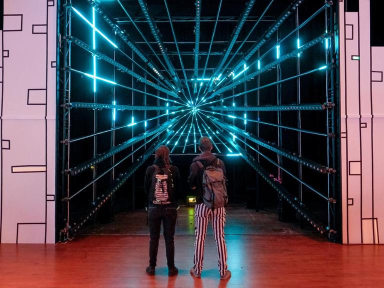 Kongressbesucher stehen am 27.12.2016 in Hamburg beim Chaos Communication Congress (CCC) vor einem 3D-Tunnel. Das weltweit größte nicht-kommerzielle Hackertreffen findet zwischen dem 27. und 30. Dezember 2016 in der Hansestadt statt.