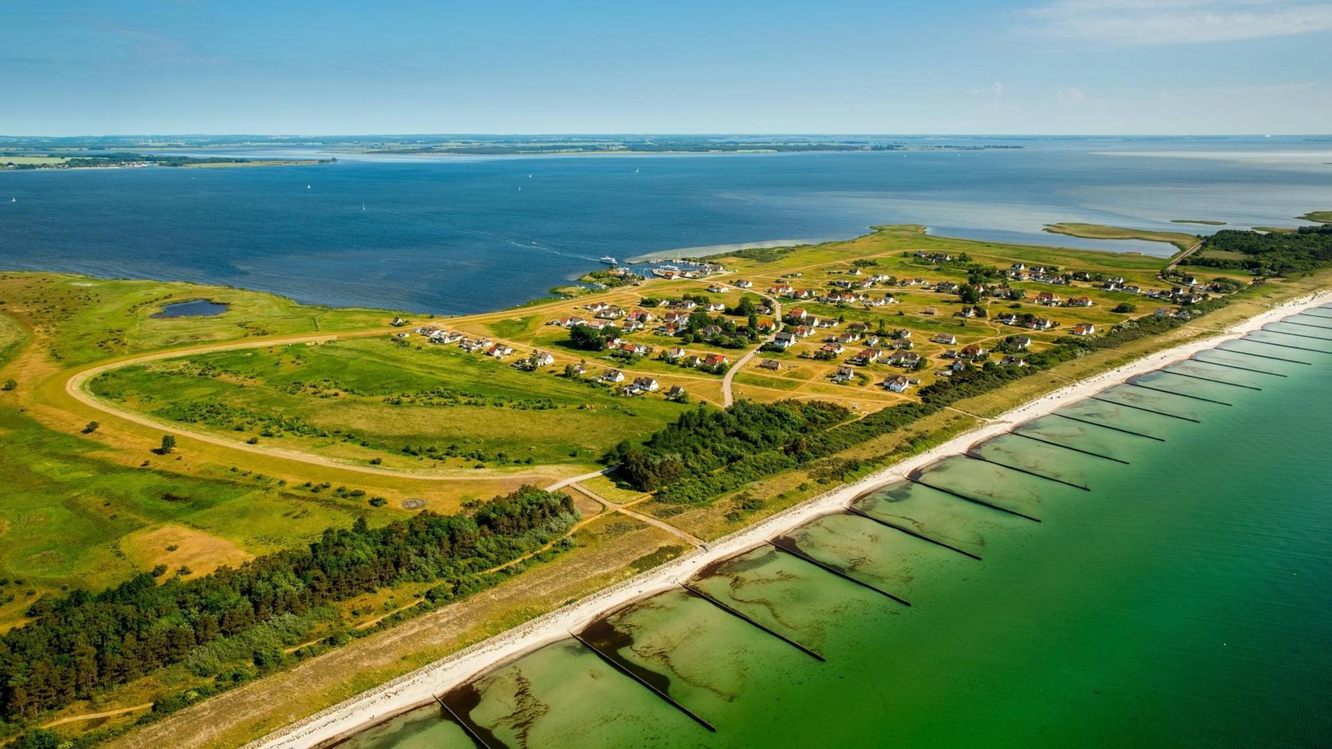 Luftaufnahme von Neuendorf auf Hiddensee. Luftaufnahme von Neuendorf auf Hiddensee.