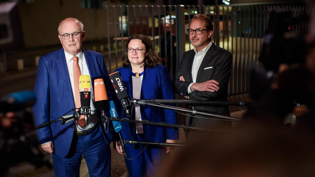Volker Kauder, Fraktionsvorsitzender der CDU/CSU-Bundestagsfraktion, Andrea Nahles, Bundesvorsitzende der SPD, und Alexander Dobrindt, Vorsitzender der CSU-Landesgruppe im Deutschen Bundestag, sprechen nach einem Koalitionstreffen vor dem Bundeskanzleramt in Mikrofone von Pressevertretern. Bei dem Treffen haben Vertreter beider Regierungsparteien den Streit um das Rentenpaket beigelegt. Volker Kauder, Fraktionsvorsitzender der CDU/CSU-Bundestagsfraktion, Andrea Nahles, Bundesvorsitzende der SPD, und Alexander Dobrindt, Vorsitzender der CSU-Landesgruppe im Deutschen Bundestag, sprechen nach einem Koalitionstreffen vor dem Bundeskanzleramt in Mikrofone von Pressevertretern. Bei dem Treffen haben Vertreter beider Regierungsparteien den Streit um das Rentenpaket beigelegt.