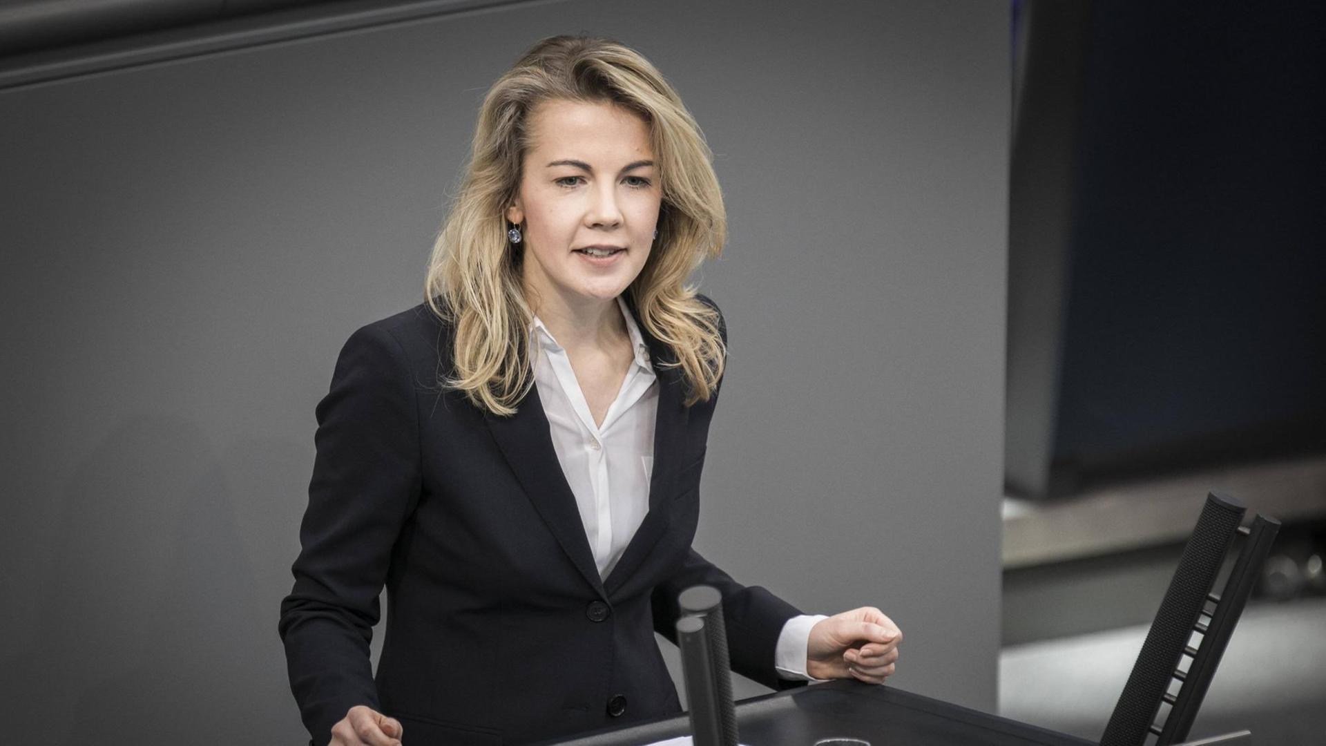 Das Bild zeigt die FDP-Politikerin Linda Teuteberg während einer Rede im Bundestag. Sie ist migrationspolitische Sprecherin ihrer Partei sowie Obfrau im Innenausschuss. Das Bild zeigt die FDP-Politikerin Linda Teuteberg während einer Rede im Bundestag. Sie ist migrationspolitische Sprecherin ihrer Partei sowie Obfrau im Innenausschuss.