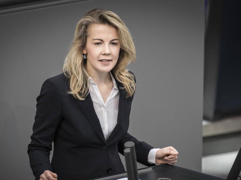 Das Bild zeigt die FDP-Politikerin Linda Teuteberg während einer Rede im Bundestag. Sie ist migrationspolitische Sprecherin ihrer Partei sowie Obfrau im Innenausschuss.