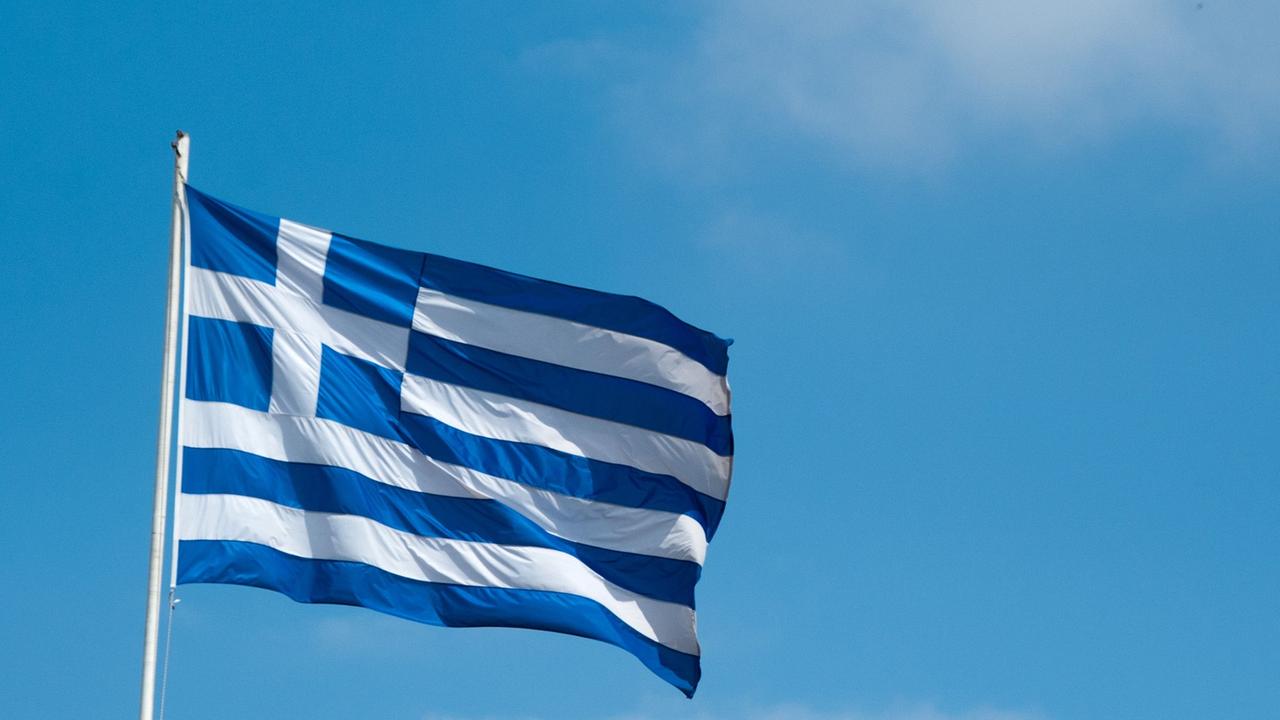 Die Flagge Griechenlands weht im Sommerwind. Die Flagge Griechenlands weht im Sommerwind.