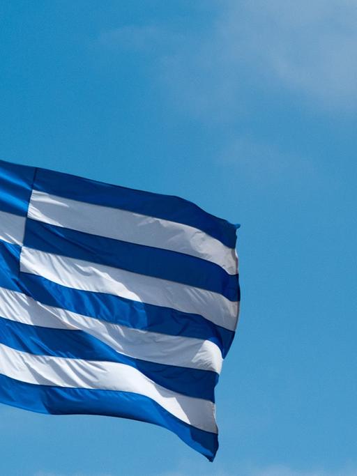 Die Flagge Griechenlands weht im Sommerwind.