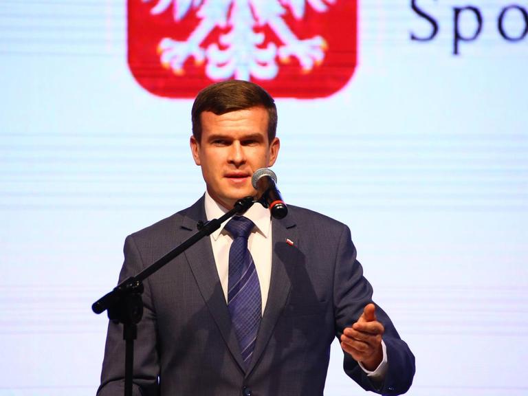 Der polnische Politiker Witold Banka hält eine Rede.