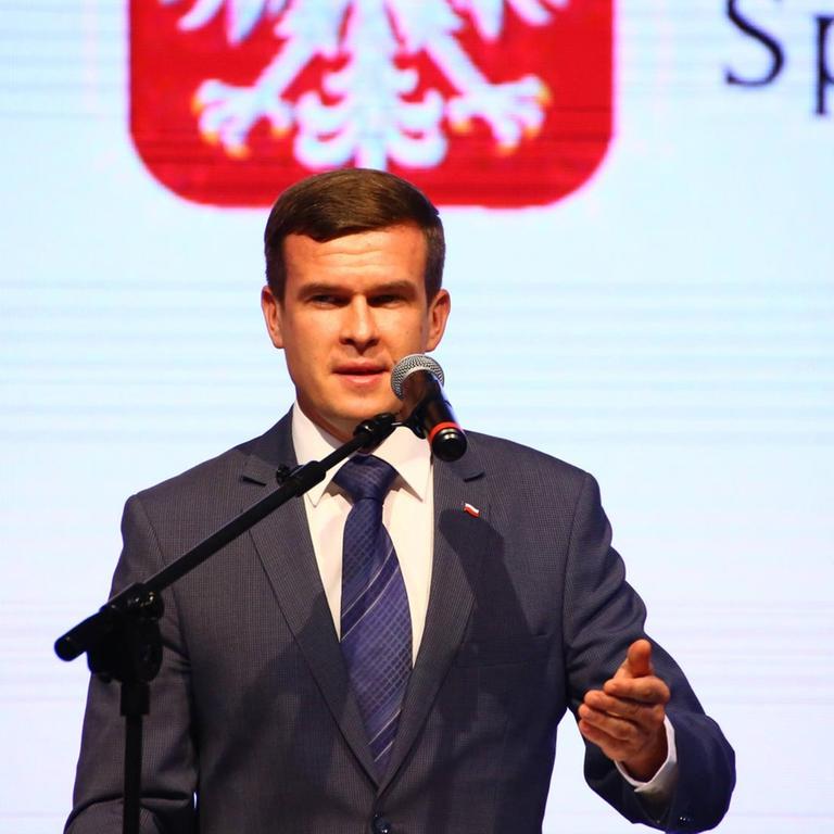 Der polnische Politiker Witold Banka hält eine Rede.