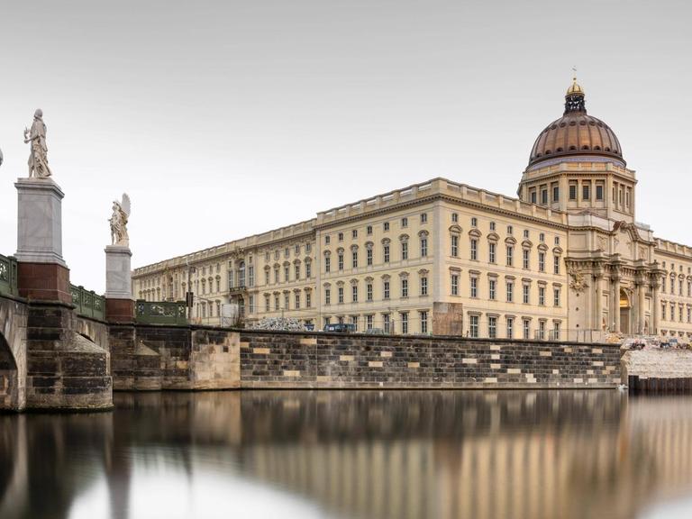 Das Humboldt Forum im wiedererrichteten Berliner Schloss am Ufer der Spree.