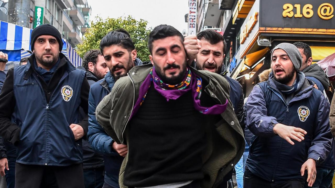 Türkische Polizisten nehmen einen Anhänger der pro-kurdischen Partei HDP fest, der an einer Demonstration gegen das türkische Vorgehen gegen die Kurden im Norden Syriens protestiert hatte 