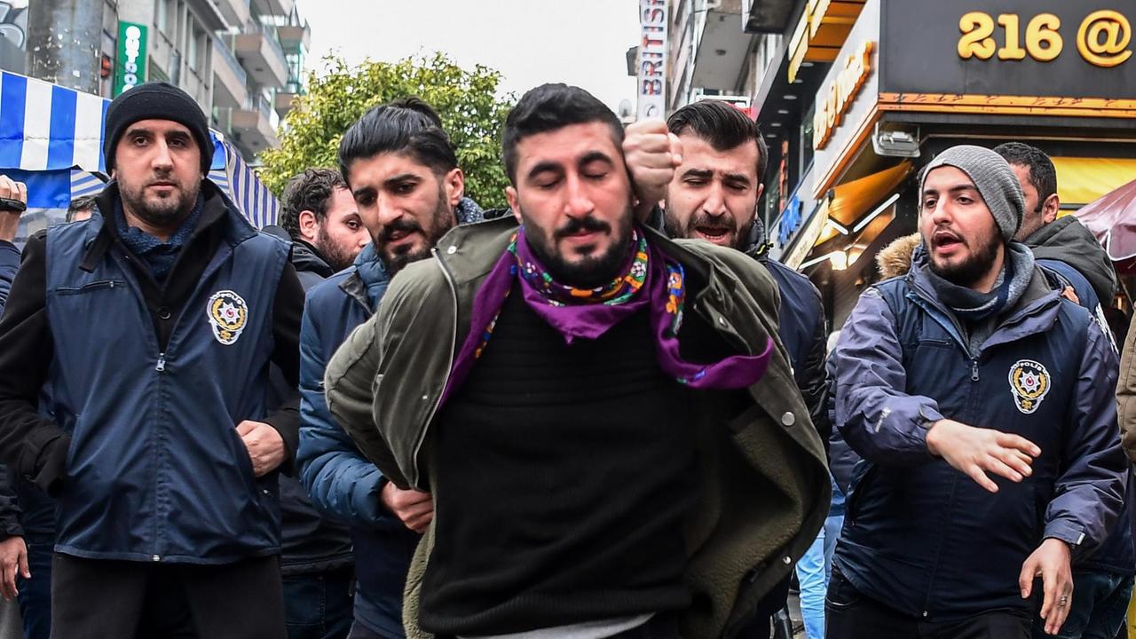 Türkische Polizisten nehmen einen Anhänger der pro-kurdischen Partei HDP fest, der an einer Demonstration gegen das türkische Vorgehen gegen die Kurden im Norden Syriens protestiert hatte Türkische Polizisten nehmen einen Anhänger der pro-kurdischen Partei HDP fest, der an einer Demonstration gegen das türkische Vorgehen gegen die Kurden im Norden Syriens protestiert hatte