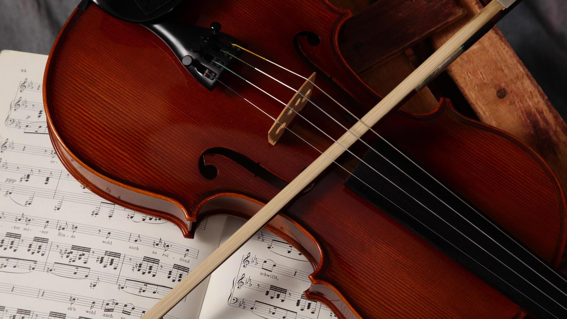 Eine Violine mit Notenblättern. Eine Violine mit Notenblättern.