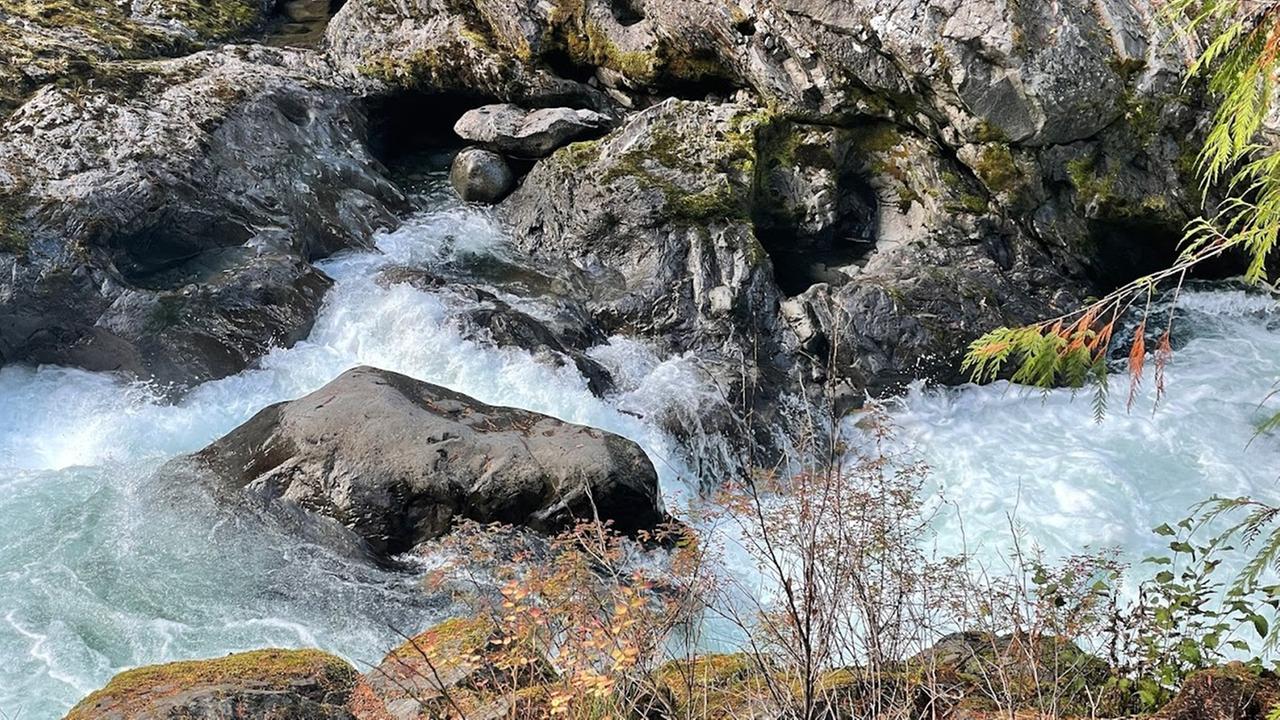Eine Flusschnelle zwischen zwei Felsen Eine Flusschnelle zwischen zwei Felsen