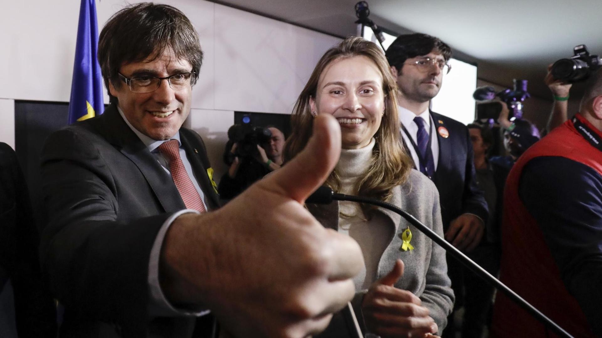 Der ehemalige Regionalpräsident Kataloniens, Carles Puigdemont hält während einer Wahlkampfveranstaltung den Daumen hoch. Der ehemalige Regionalpräsident Kataloniens, Carles Puigdemont hält während einer Wahlkampfveranstaltung den Daumen hoch.