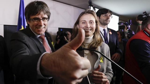 Der ehemalige Regionalpräsident Kataloniens, Carles Puigdemont hält während einer Wahlkampfveranstaltung den Daumen hoch.