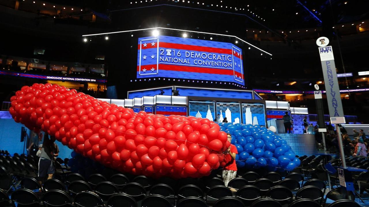 Arbeiter bereiten den Saal im Wells Fargo Center in Philadelphia für den National Convention der US-Demokraten vor. Arbeiter bereiten den Saal im Wells Fargo Center in Philadelphia für den National Convention der US-Demokraten vor.
