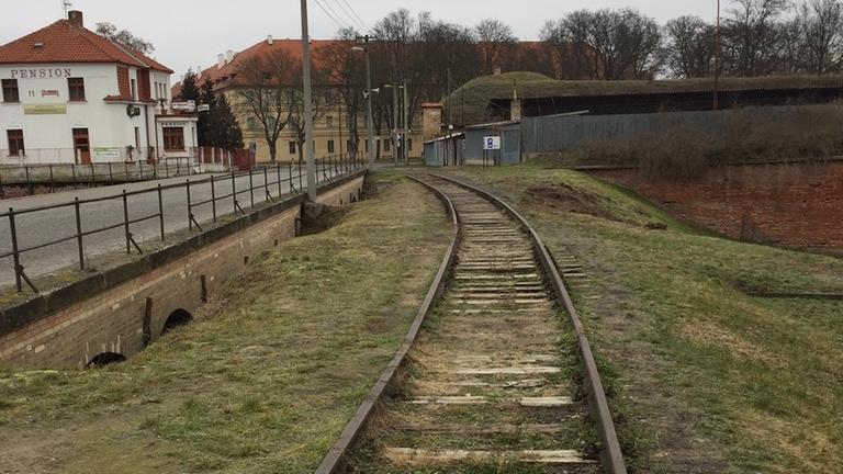 Überreste der "Anschlussbahn" in der Gedenkstätte Theresienstadt.