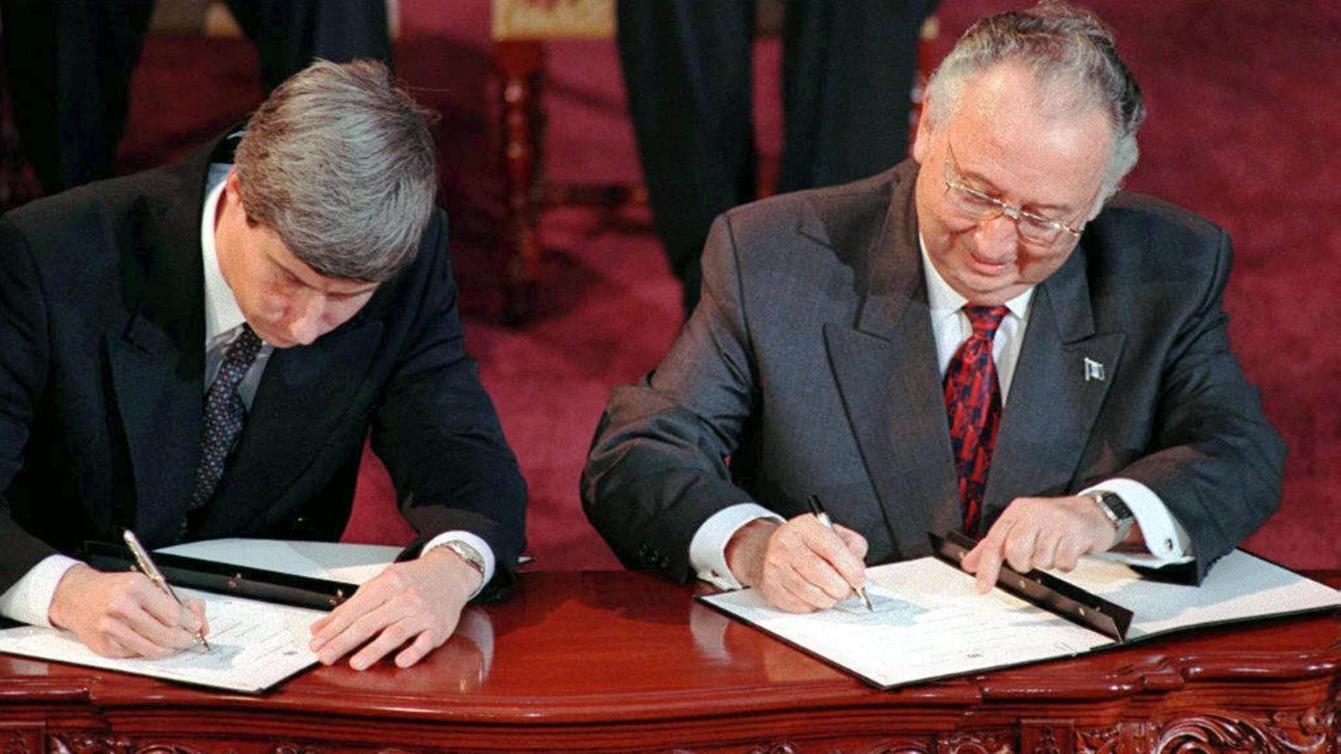 Richard Aikehed als Vertreter der Regierung Guatemalas (l) und Jorge Rosal, einer der vier Kommandanten der Guerillabewegung "Guatemaltekische Revolutionäre Nationale Einheit" (URNG), unterzeichnen am 29.12.1996 im Präsidentenpalast in Guatemala-Stadt den Friedensvertrag, mit dem die Regierung und die linksgerichtete Guerilla Guatemalas den 36-jährigen Bürgerkrieg in dem mittelamerikanischen Land beenden. Richard Aikehed als Vertreter der Regierung Guatemalas (l) und Jorge Rosal, einer der vier Kommandanten der Guerillabewegung "Guatemaltekische Revolutionäre Nationale Einheit" (URNG), unterzeichnen am 29.12.1996 im Präsidentenpalast in Guatemala-Stadt den Friedensvertrag, mit dem die Regierung und die linksgerichtete Guerilla Guatemalas den 36-jährigen Bürgerkrieg in dem mittelamerikanischen Land beenden.