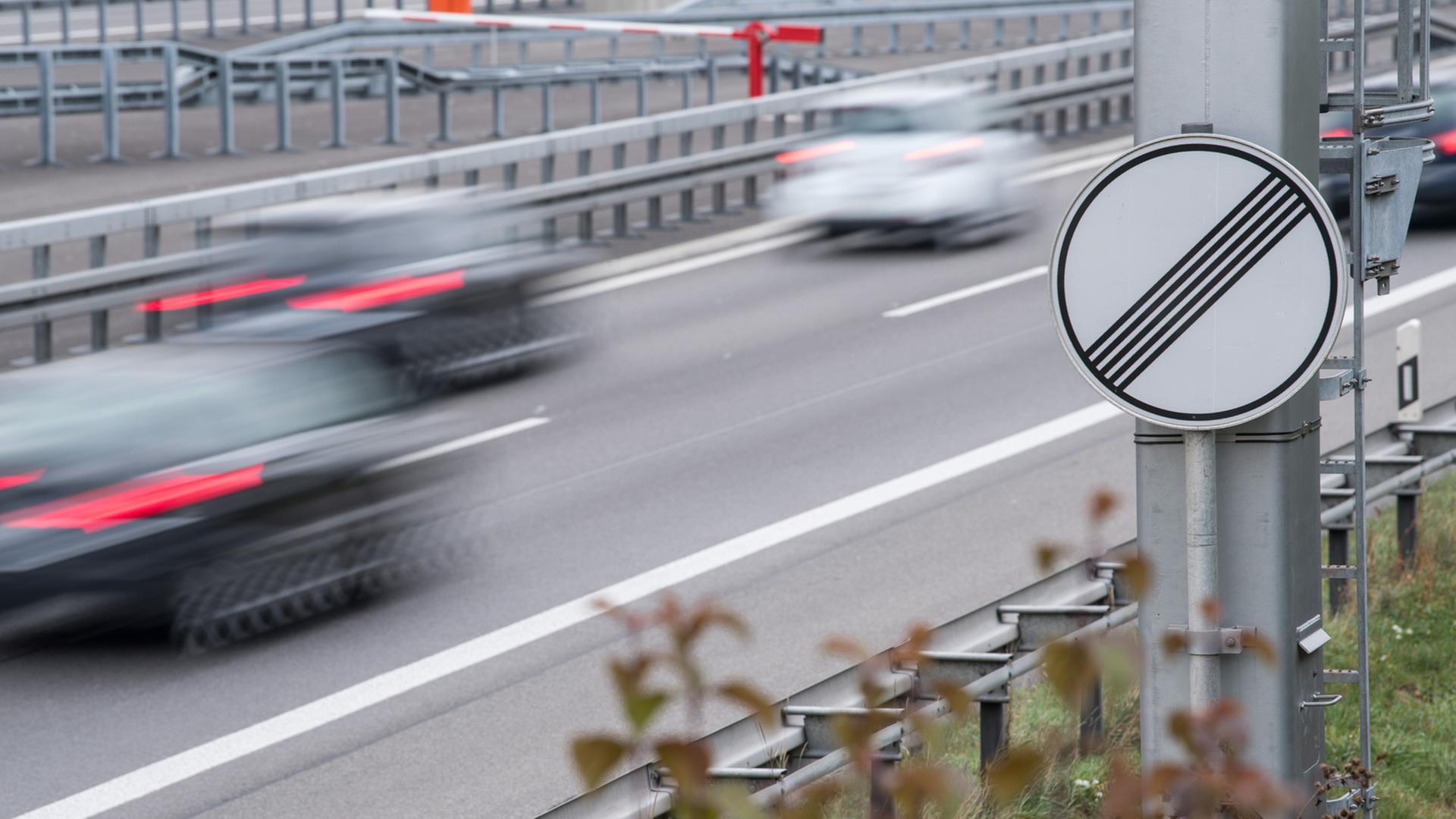 Blick auf einen Autobahnabschnitt, wo kein Tempolimit herrscht. Blick auf einen Autobahnabschnitt, wo kein Tempolimit herrscht.