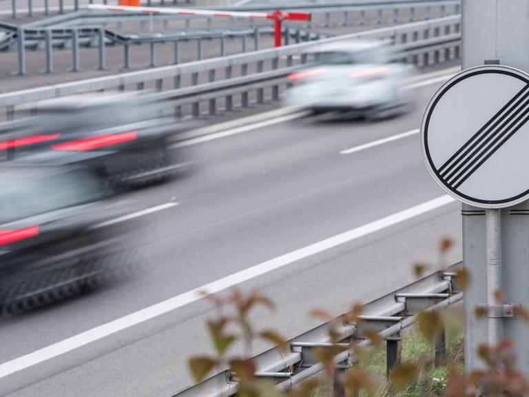 Blick auf einen Autobahnabschnitt, wo kein Tempolimit herrscht.