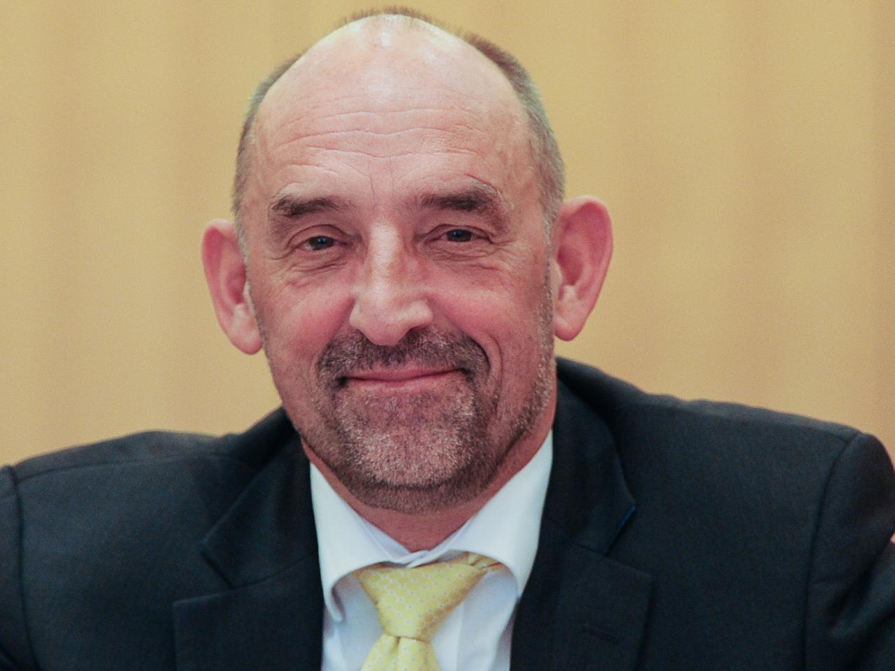 Porträtbild von Detelf Scheele mit Anzug und Krawatte Porträtbild von Detelf Scheele mit Anzug und Krawatte