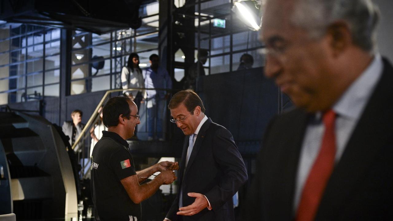 Antonio Costa (r.), sozialistischer Herausforderer, und der konservative Premierminister Pedro Bassos Coelho vor dem TV-Duell. Antonio Costa (r.), sozialistischer Herausforderer, und der konservative Premierminister Pedro Bassos Coelho vor dem TV-Duell.