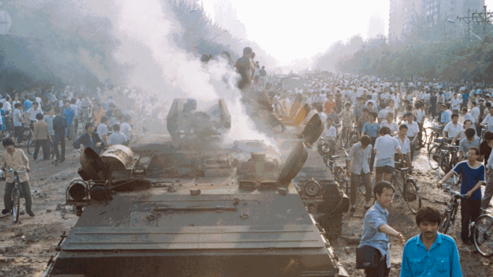 Demonstranten setzen auf dem Platz des himmlischen Friedens (Tiananmen-Platz) in Peking, China, am 03.06.1989 einen Panzer in Brand Demonstranten setzen auf dem Platz des himmlischen Friedens (Tiananmen-Platz) in Peking, China, am 03.06.1989 einen Panzer in Brand