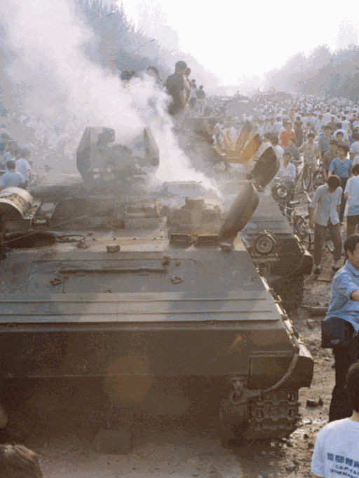 Demonstranten setzen auf dem Platz des himmlischen Friedens (Tiananmen-Platz) in Peking, China, am 03.06.1989 einen Panzer in Brand