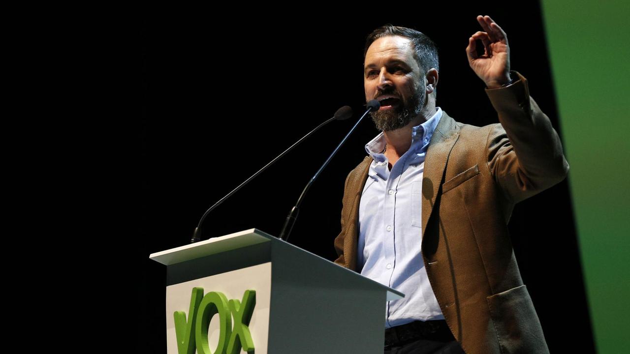 Santiago Abascal, Präsident der rechtsextremen Präsident der Partei Vox, am Rednerpult bei einer Wahlveranstaltung im Oktober 2018 in Madrid. Santiago Abascal, Präsident der rechtsextremen Präsident der Partei Vox, am Rednerpult bei einer Wahlveranstaltung im Oktober 2018 in Madrid.
