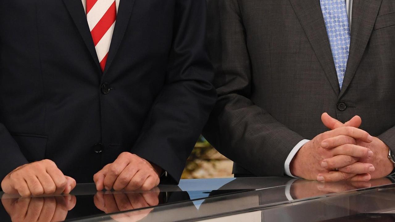 Die Hände der Spitzenkandidaten Mike Mohring (CDU) und Bodo Ramelow (Die Linke) auf einem Tisch.